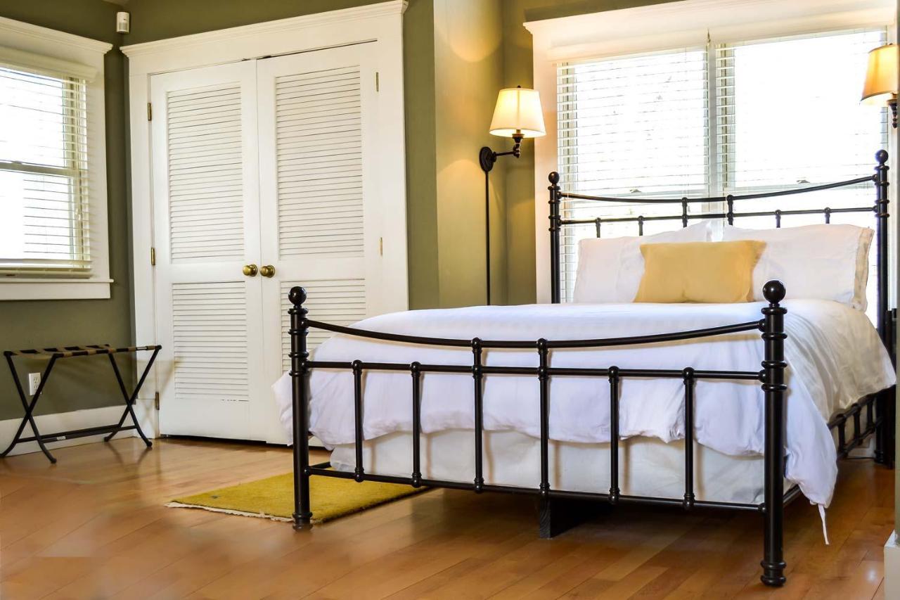 Dickson Street Bed & Breakfast เฟย์เอตต์วิลล์ ภายนอก รูปภาพ